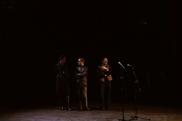 ALT - Zaciemniona sala. Ledwo widoczne trzy sylwetki.